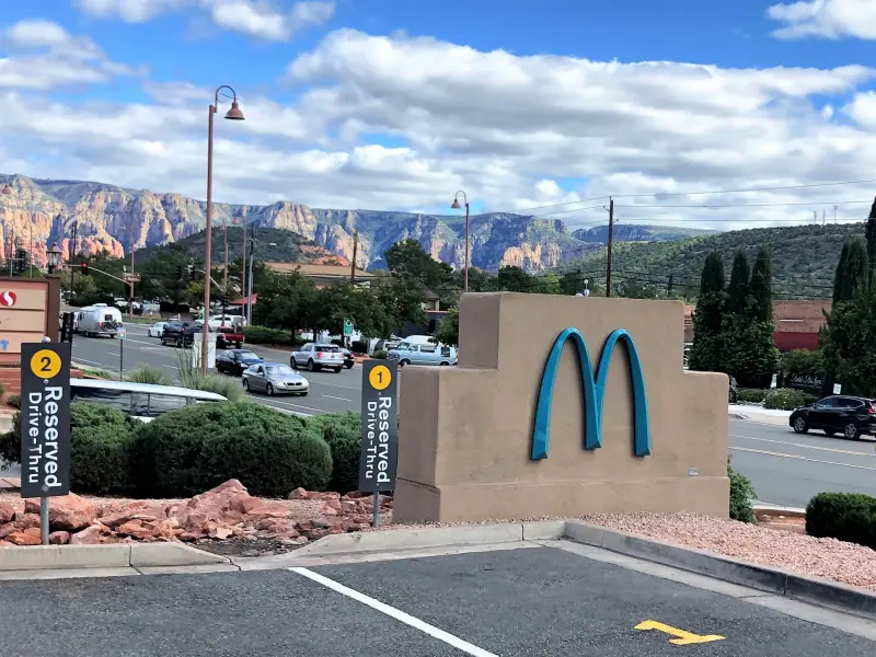 セドナ青いマクドナルド｜世界で唯一のターコイズブルーのアーチ