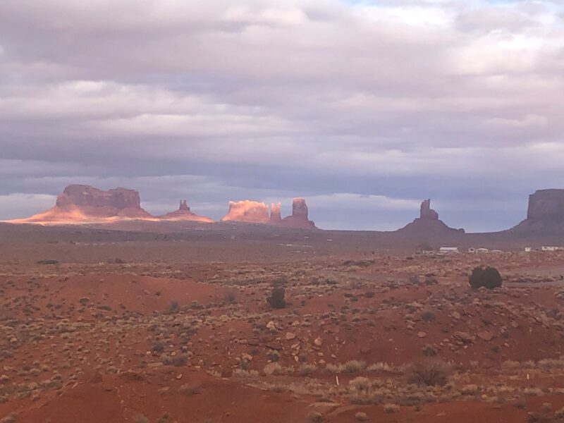 グールディングス・ロッジ・パティオからのモニュメント・バレーの景色|むぎパンク