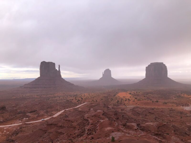 モニュメント・バレーの入り口景色|むぎパンク