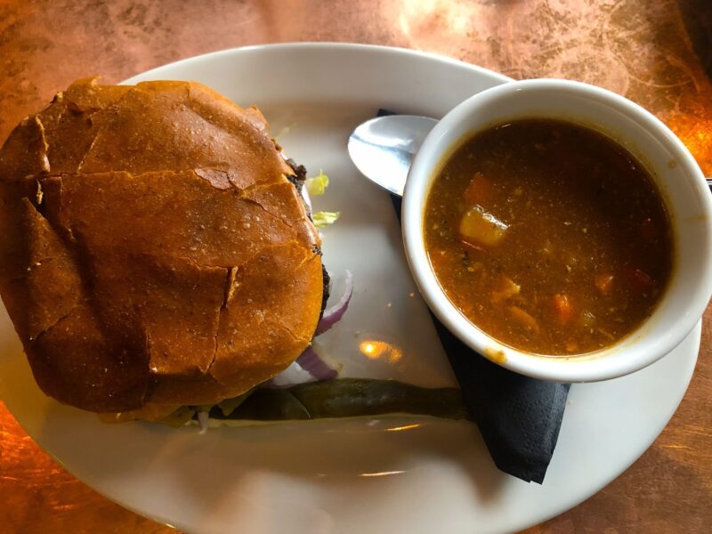 デュランゴのカーバー・ブルーイングのハンバーガー