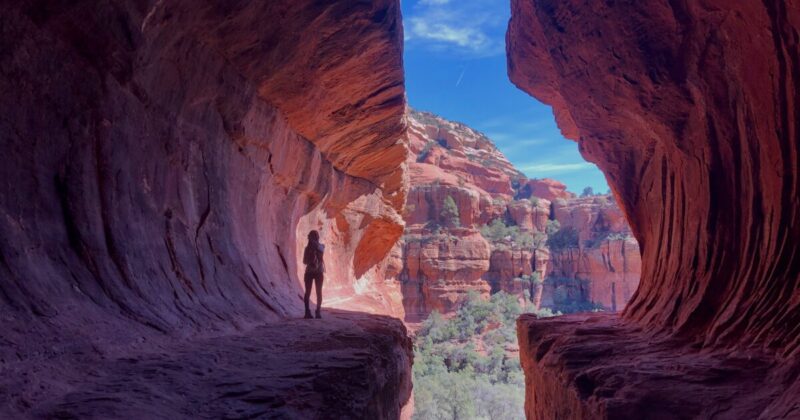 洞窟から見える峡谷の絶景、自然の美しさを楽しむ観光スポット.